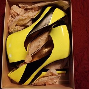Bcbg peep toe